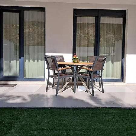 Terrace & Free Parking Σπλιτ