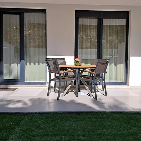 Apartment With Garden And Free Private Parking *